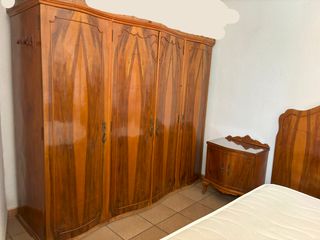 Armario antiguo aparador+espejo, mesillas, cama