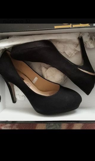 Zapatos de antelina en negro de tacón alto.