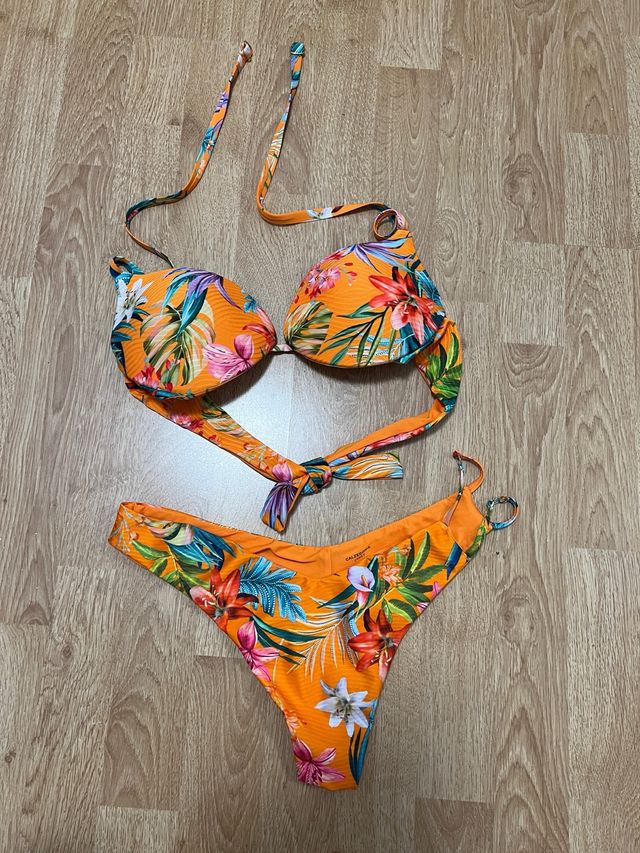 Bikini tropical de Calzedonia de segunda mano por 20 EUR en