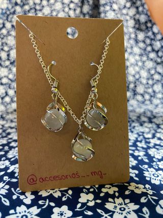 Conjunto de colgante y pendientes cuenta