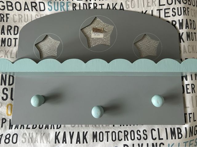 Perchero estanteria niño.