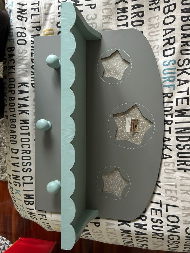 Perchero estanteria niño.