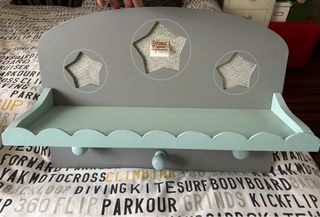 Perchero estanteria niño.