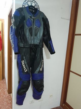 Mono moto,casco y botas.