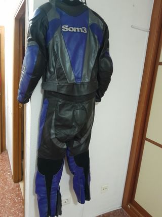 Mono moto,casco y botas.