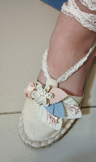 Zapatillas de esparto con flores niña comunión 