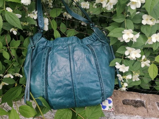 Bolso de piel. Cuero azul. 