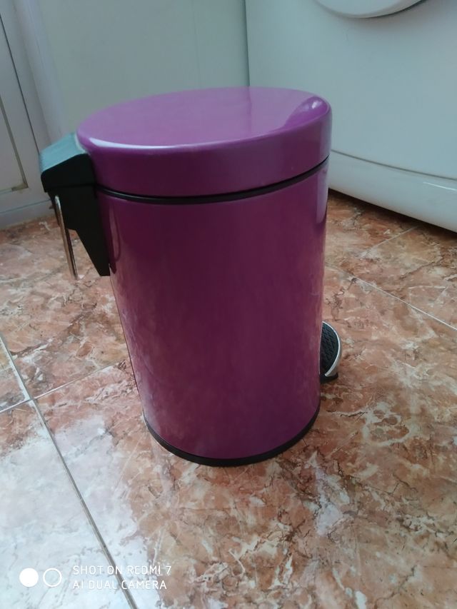 PAPELERA CON PEDAL , CESTO PARA ROPA, Y TENDEDERO.