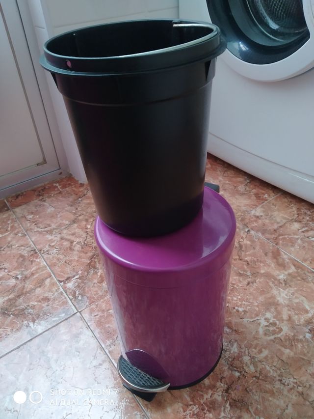 PAPELERA CON PEDAL , CESTO PARA ROPA, Y TENDEDERO.
