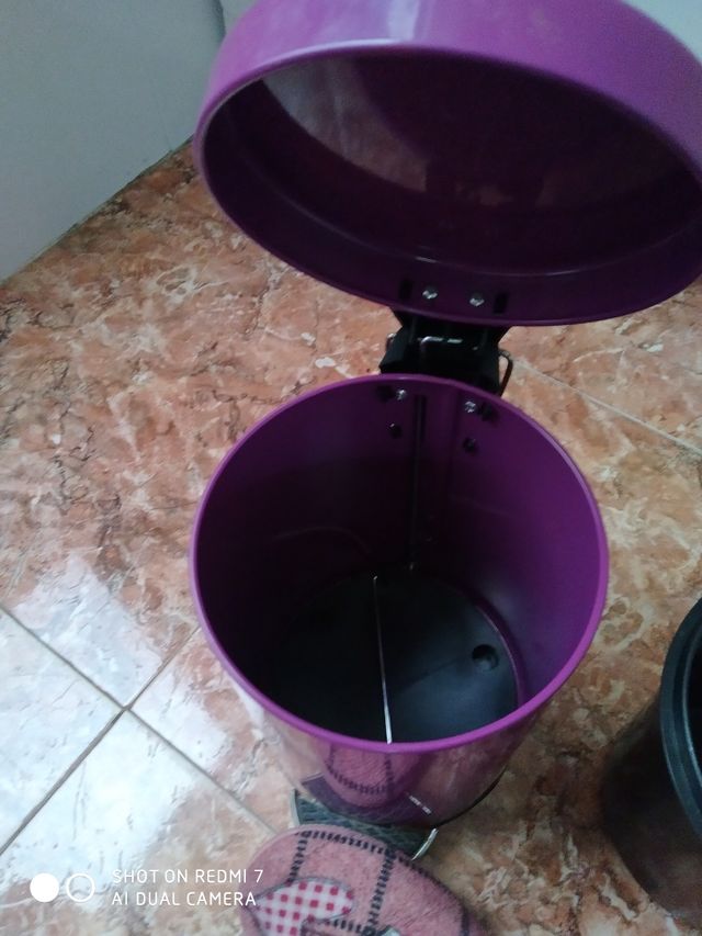 PAPELERA CON PEDAL , CESTO PARA ROPA, Y TENDEDERO.