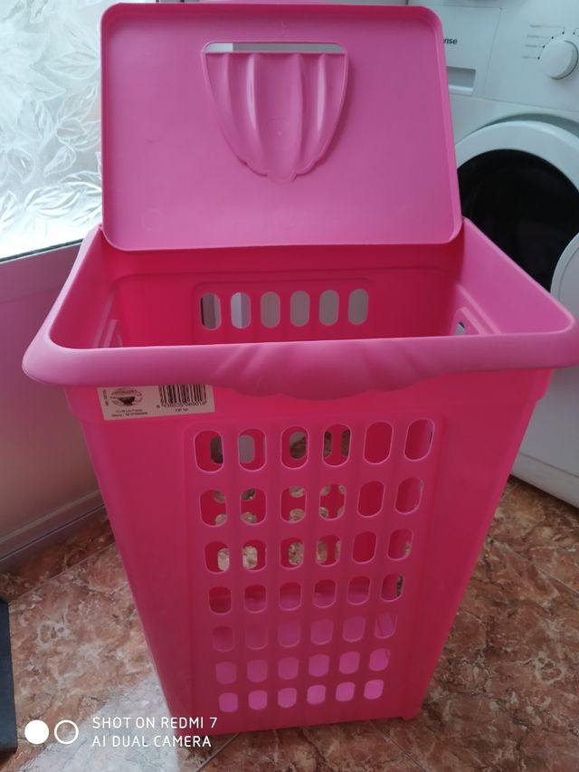 PAPELERA CON PEDAL , CESTO PARA ROPA, Y TENDEDERO.