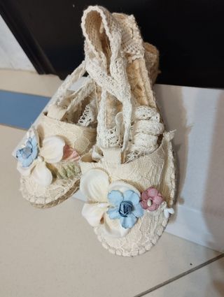 Zapatillas de esparto niña beige con flores
