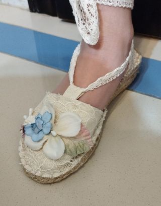 Zapatillas de esparto niña beige con flores