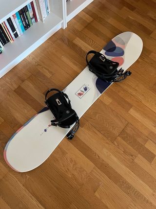 Tabla de snowboard con fijaciones