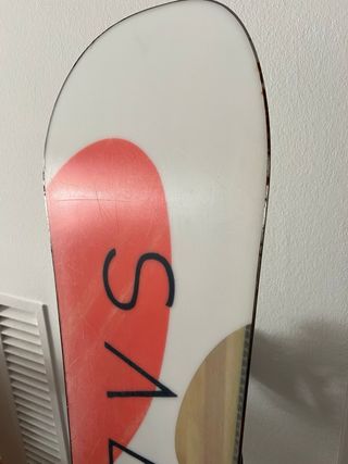 Tabla de snowboard con fijaciones