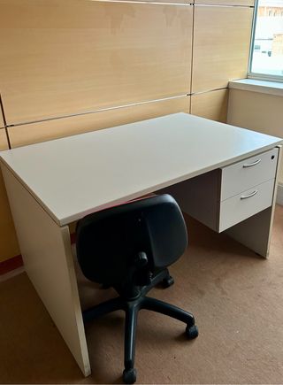Mesa escritorio gris con cajonera