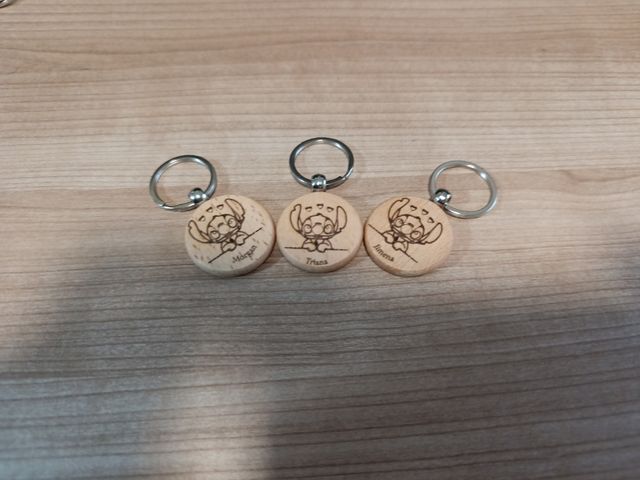 Llaveros personalizados en madera