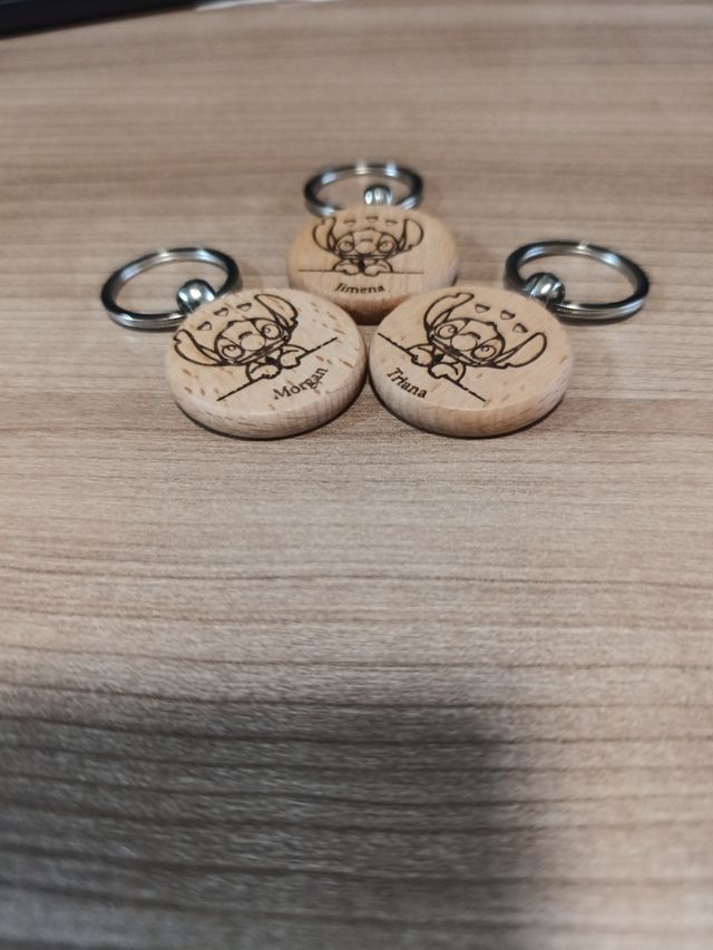Llaveros personalizados en madera