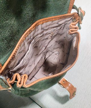 Precioso bolso de ante verde y remates en cuerdo