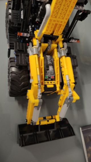 Retroexcavadora tipo Lego