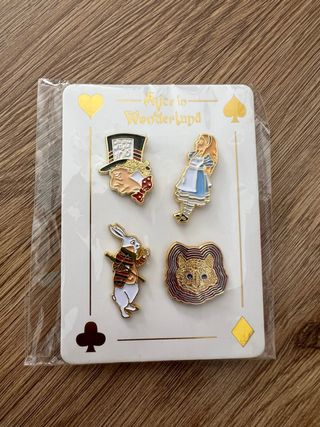 set Pins Exclusivo Alicia en el País de las 