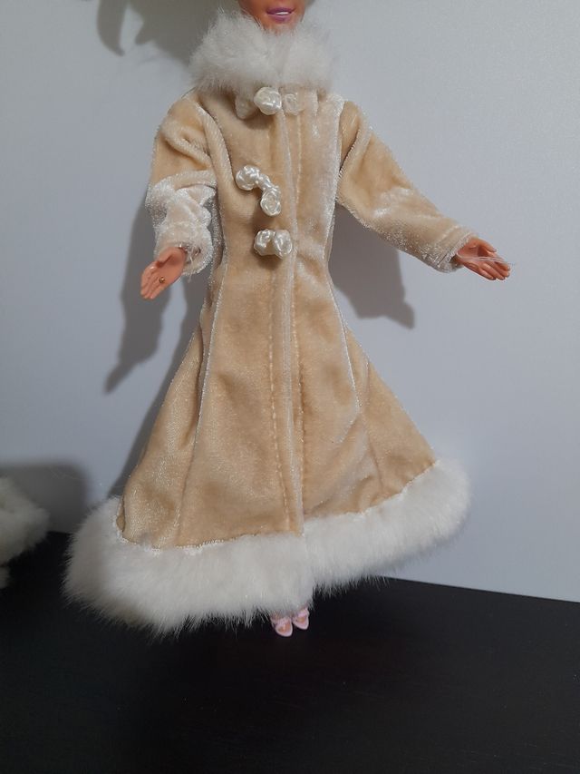 Barbie Vestido y abrigo Rusia