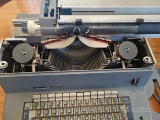 Macchina da scrivere Olivetti tekne 3