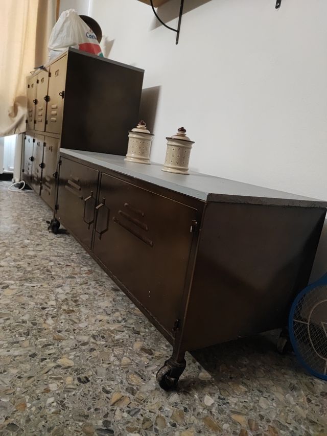 Móveis em metal e madeira