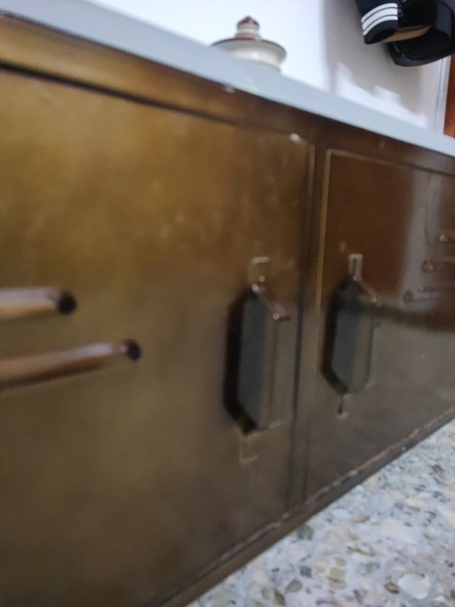 Móveis em metal e madeira