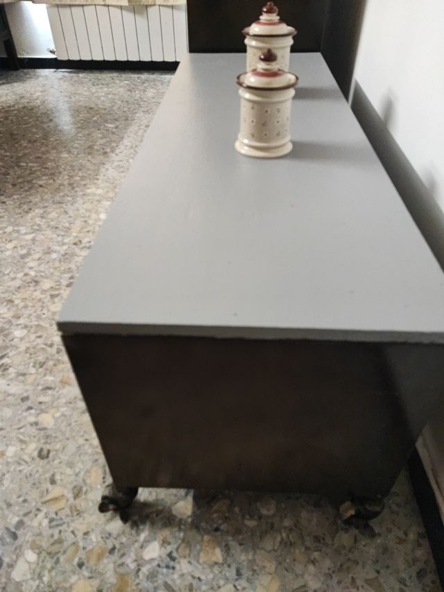 Móveis em metal e madeira