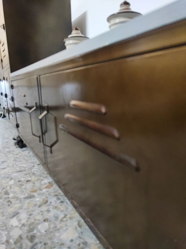 Móveis em metal e madeira