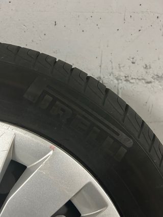 Neumáticos con llantas sin tapacubos Suzuki Swift