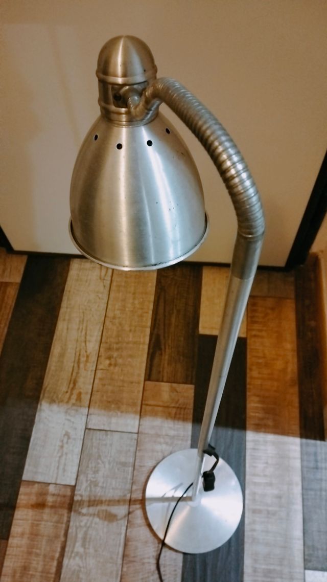 Lampada vintage i allumino e acciaio.