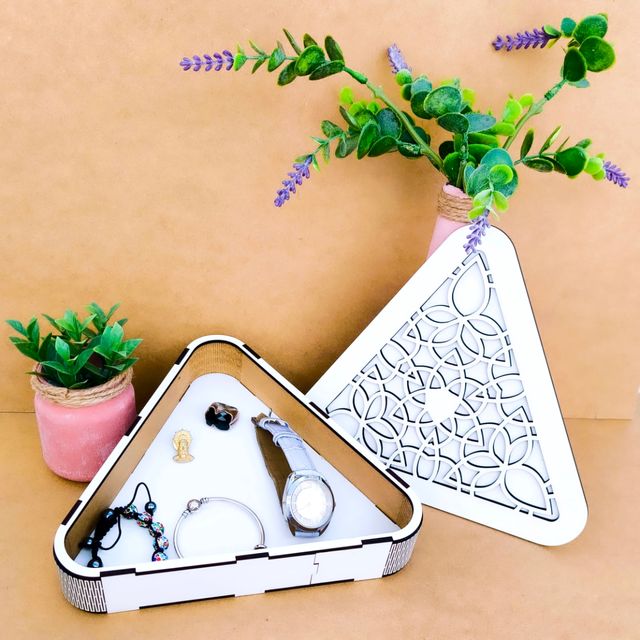 Precioso joyero en forma de triángulo