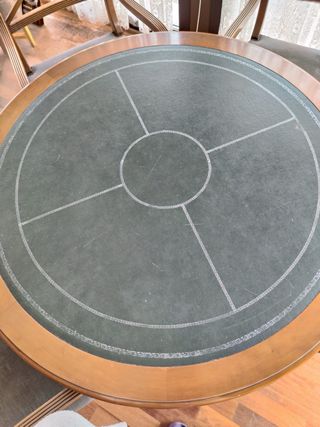 Mesa de juego antigua estilo inglés.