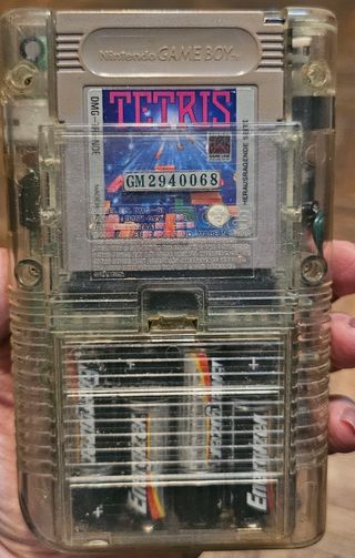 Game Boy con juego TETRIS