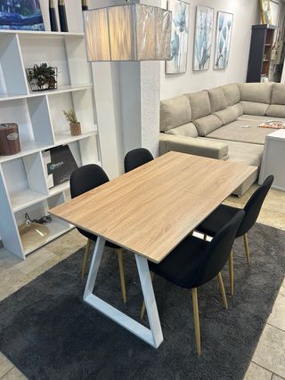 Mesa extensible Nordica sillas acochadas en tela