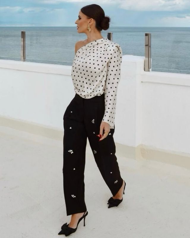 Blusa asimétrica lunares