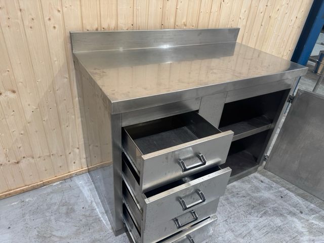 Mesa de trabajo con cajones de puerta