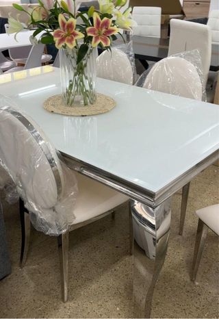MESA DE COMEDOR ESTILO CON 6 SILLAS