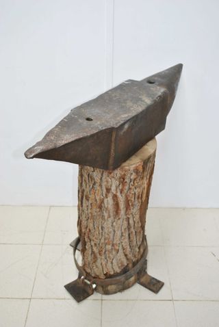 Antiguo yunque con tronco