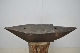 Antiguo yunque con tronco