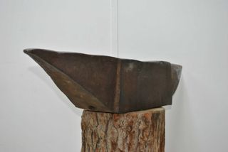 Antiguo yunque con tronco