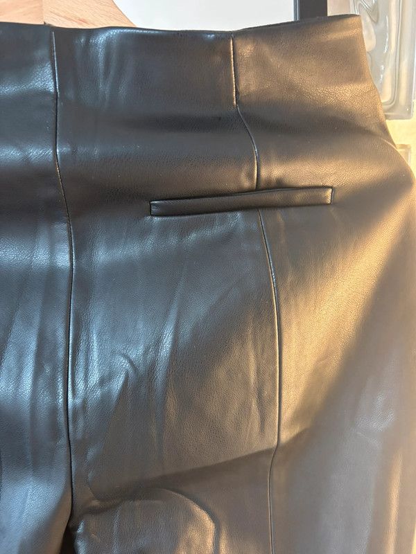 Pantalón efecto piel woman MNG