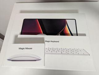 Caja MacBook Pro, Magic Keyboard y Mouse