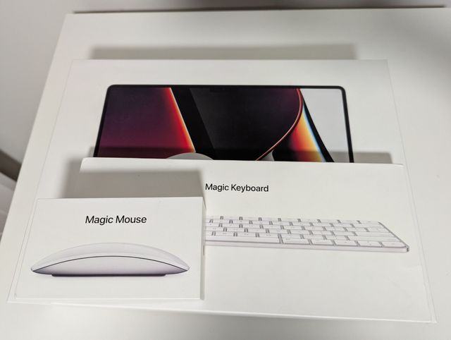Caja MacBook Pro, Magic Keyboard y Mouse