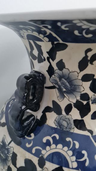 JARRON DE PORCELANA VINTAGE AZUL Y BLANCO