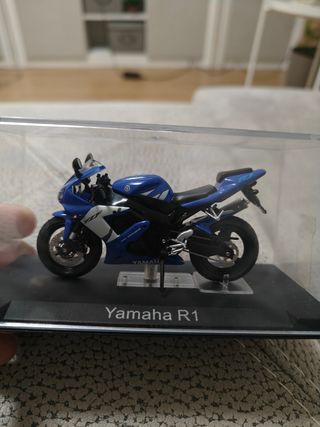 Moto escala Yamaha R1