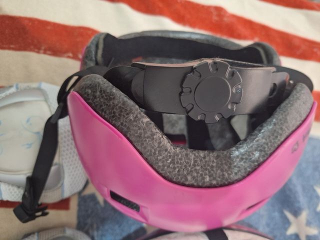 2 cascos y protecciones  niña