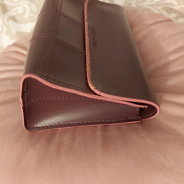 Custodia con chiusura magnetica invisibile